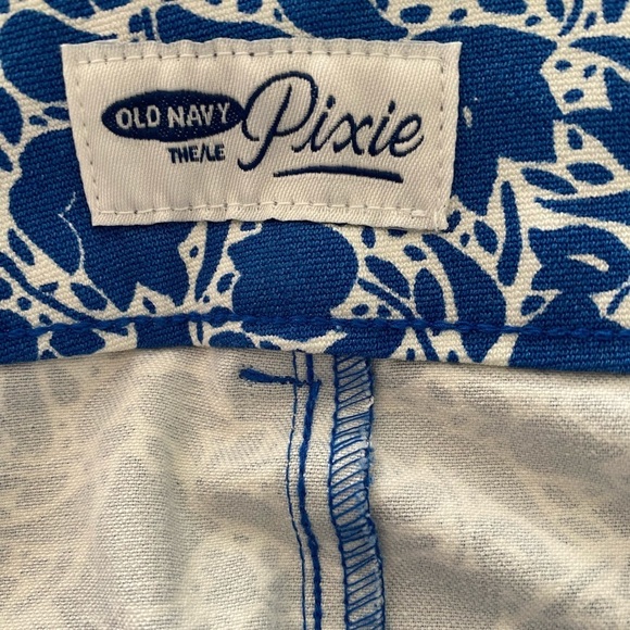 Old Navy The Pixie, Size 6, Blue and White Floral Capri Pants, Mid Rise Skinny - Picture 3 of 9